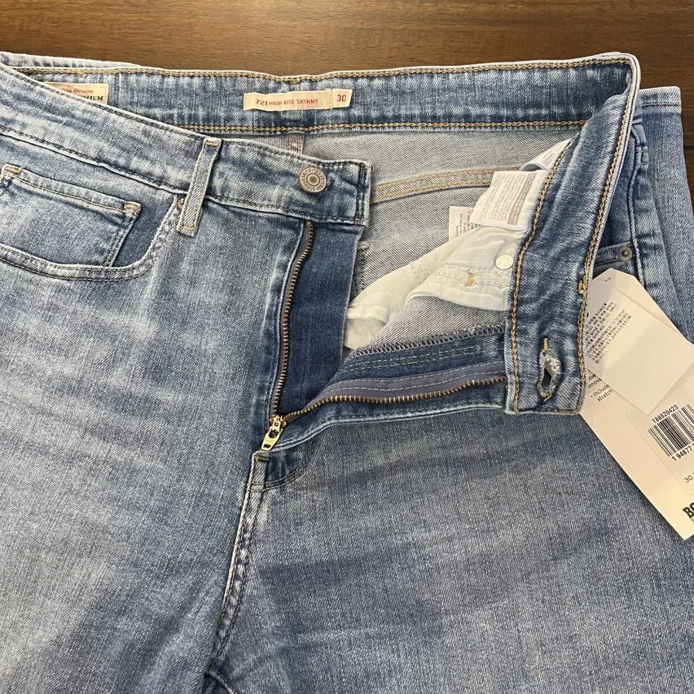 NWT Levis 21 High Rise Skinny Women's Jeans in Soho Way - Light Wash new